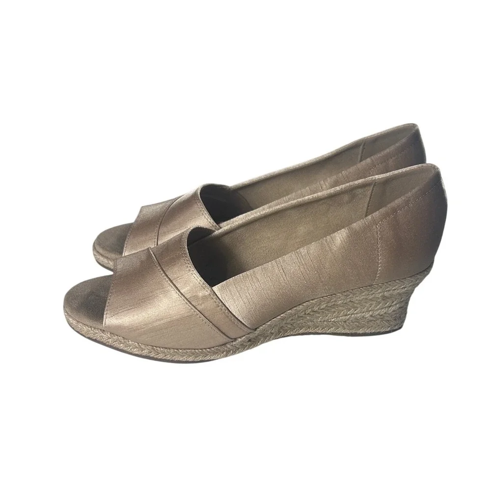 Easy Street Jasper Natural Thai Silk Peep Toe Espadrille Wedge Sandals 9M NEW
